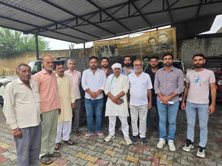 पूर्व केंद्रीय मंत्री डॉ. संजीव बालियान से मिले निर्दोषों के परिजन, न्याय की गुहार