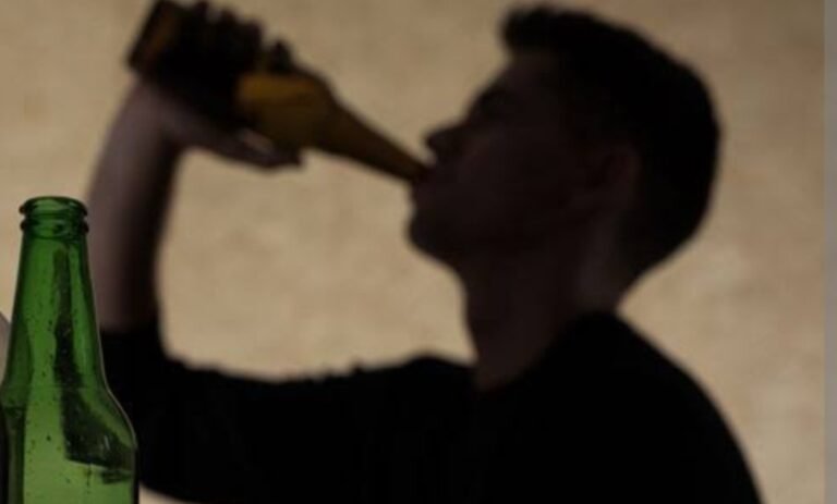 बेलङा नहर पुल के पास धुत मिला नशेड़ी