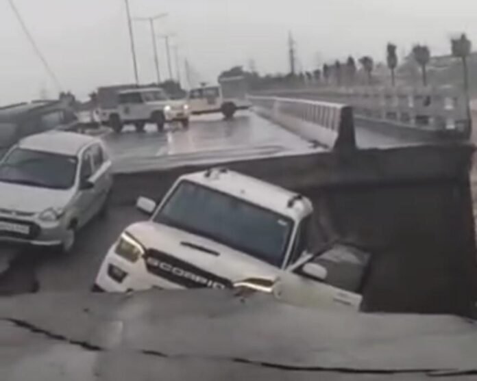 जम्मू-कश्मीर में लगातार हो रही बारिश ने जनजीवन को बुरी तरह प्रभावित